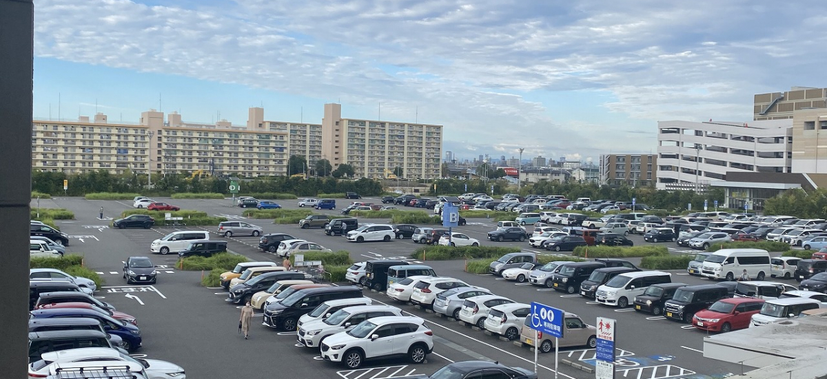 【お車でのアクセスも抜群。入出庫時に渋滞のない平面駐車場も。】