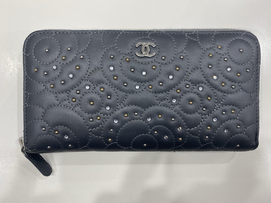 CHANEL/シャネル】カメリアスタッズラウンドジップウォレット入荷です