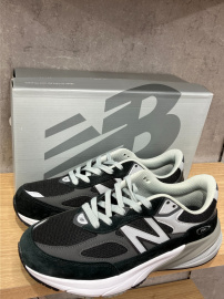 「スニーカーのNEW BALANCE 」