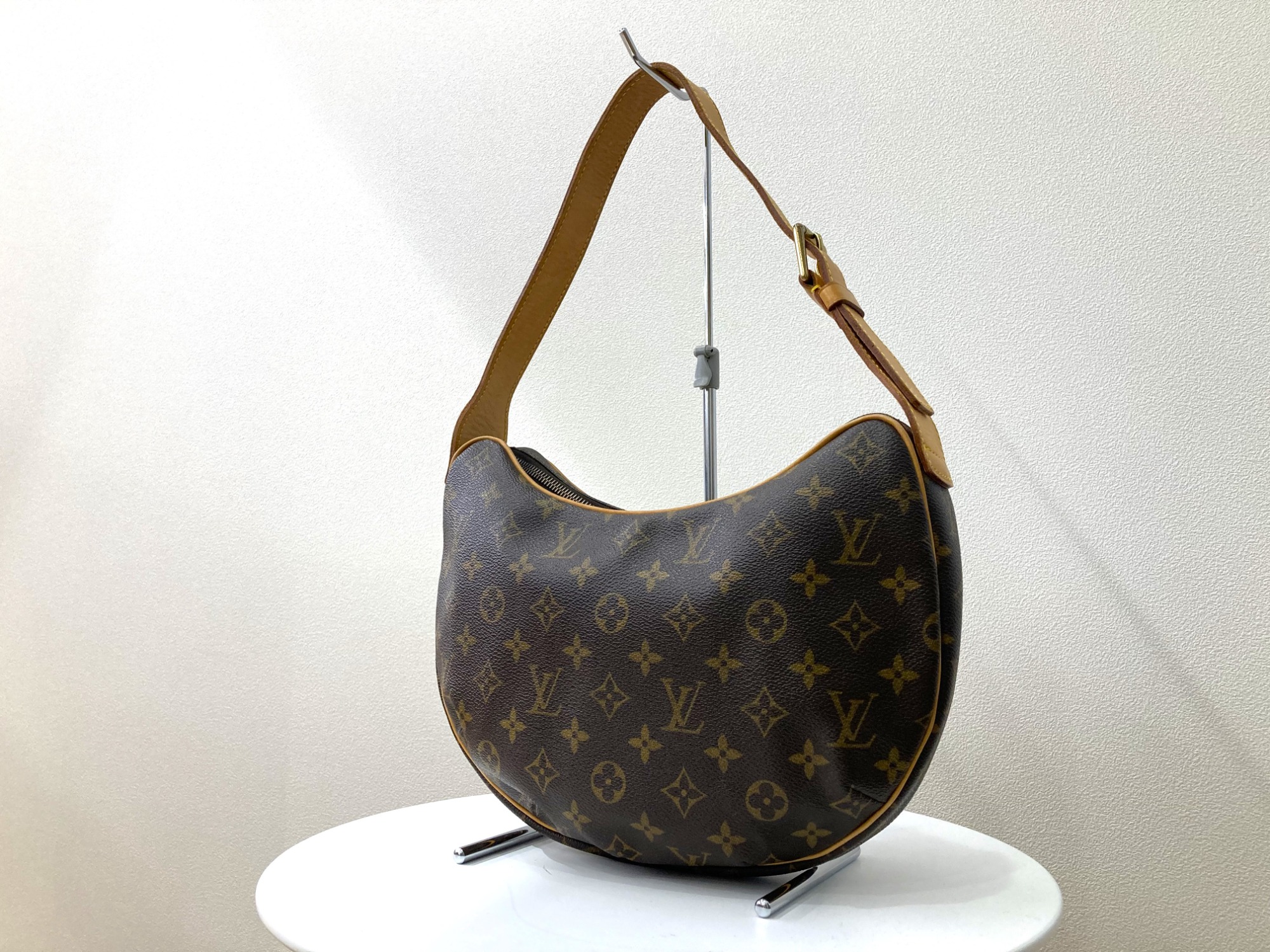 LOUIS VUITTON/ルイヴィトンからクロワッサン MMを買取入荷しております。[2024.07.18発行]｜トレファクスタイル高槻店｜洋服・古着の買取と販売の専門店｜トレジャーファクトリー（トレファク）のファッションリユース