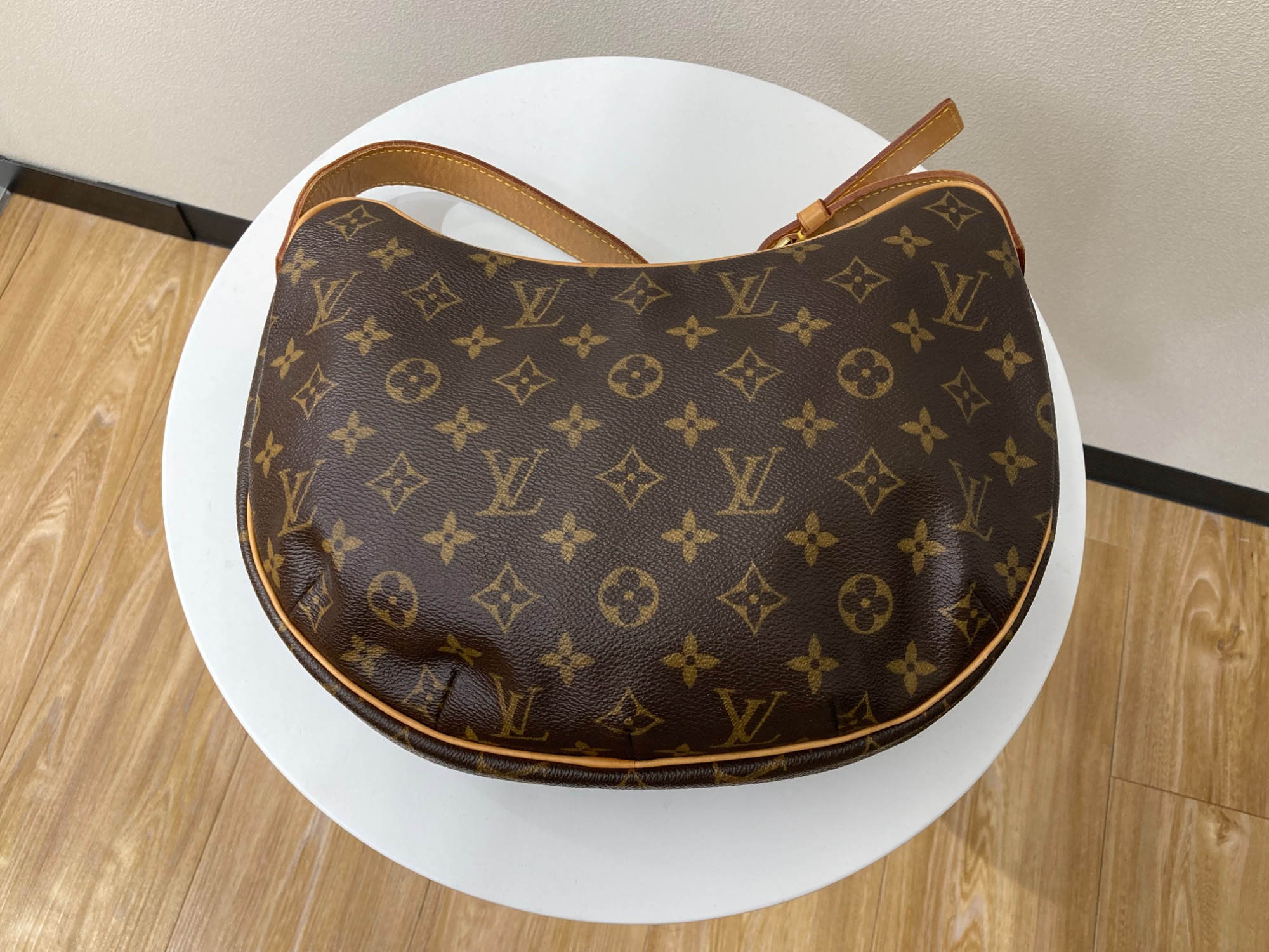 LOUIS VUITTON/ルイヴィトンからクロワッサン MMを買取入荷しております。[2024.07.18発行]｜トレファクスタイル高槻店｜洋服・古着の買取と販売の専門店｜トレジャーファクトリー（トレファク）のファッションリユース