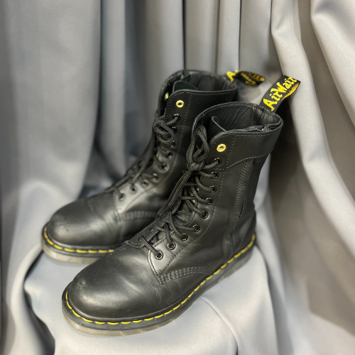 Dr. Martens×YOHJI YAMAMOTOのコラボ10ホール ブーツが買取入荷いたしました。[2023.06.11発行]｜トレファクスタイルさいたま新都心コクーンシティ店｜洋服・古着の買取と販売の専門店｜トレジャーファクトリー（トレファク）のファッションリユース