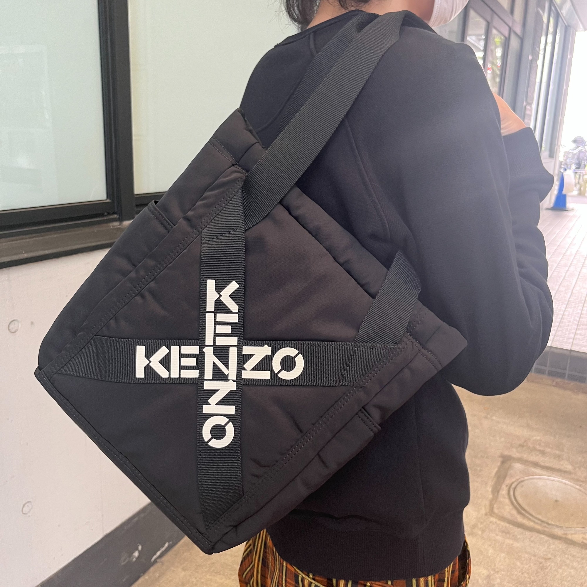 人気ラグジュアリーブランド【KENZO/ケンゾー】よりロゴスポーツバッグ