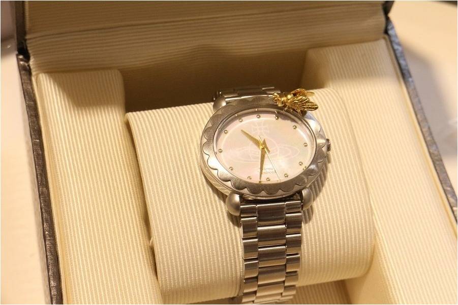 vivienne westwood(ヴィヴィアンウェストウッド)からBee watch（ビー