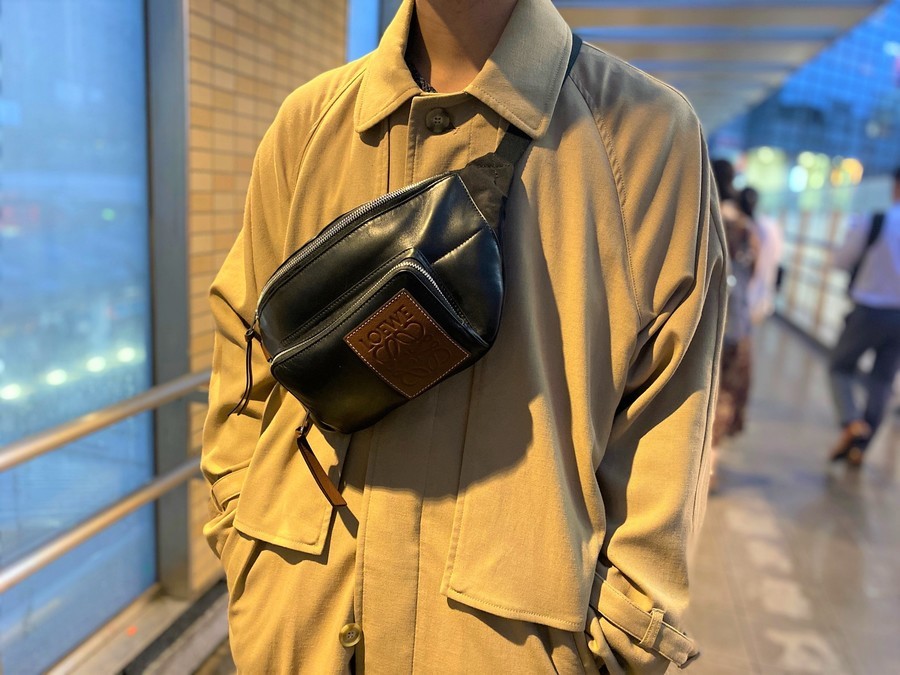 LOEWE / ロエベ アナグラム レザーパッチ パフィーバムバッグ