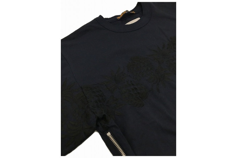 Sun Surf×sacai/サンサーフ×サカイ】からPINEAPPLE EMBROIDERED TEEご