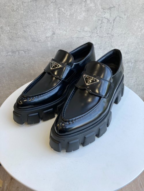 PRADA/プラダ】よりモノリスブラッシュドレザーポインテッドトゥローファー が入荷いたしました！[2023.12.12発行]｜トレファクスタイル川口芝産業道路店｜洋服・古着の買取と販売の専門店｜トレジャーファクトリー（トレファク）のファッションリユース