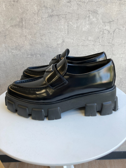 PRADA/プラダ】よりモノリスブラッシュドレザーポインテッドトゥローファー が入荷いたしました！[2023.12.12発行]｜トレファクスタイル川口芝産業道路店｜洋服・古着の買取と販売の専門店｜トレジャーファクトリー（トレファク）のファッションリユース