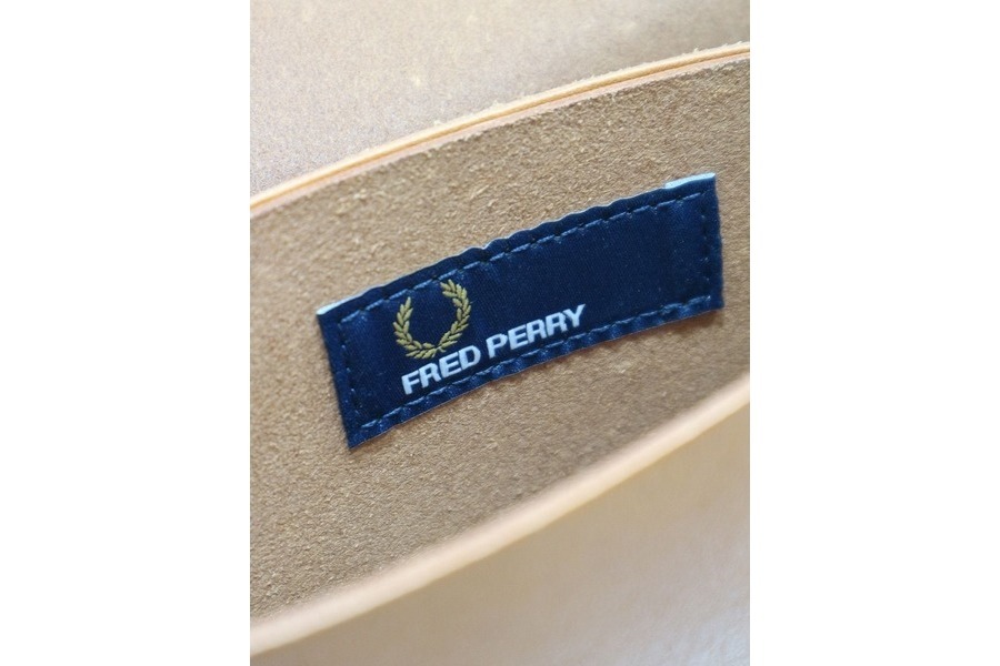 FRED PERRY(フレッドペリー)からレザーミニショルダーバックのご紹介