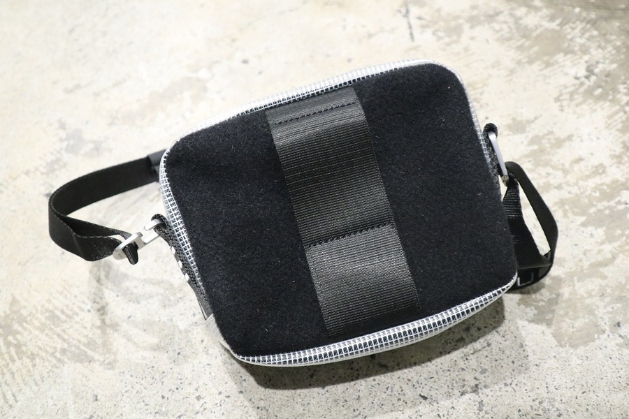 Acne studios black blå konst hot sale hidey bag