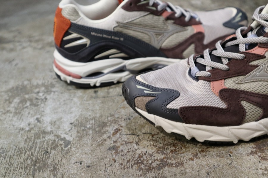 WOODWOOD × MIZUNO / ウッドウッド × ミズノ】よりWAVERIDER 10 KAZOKU