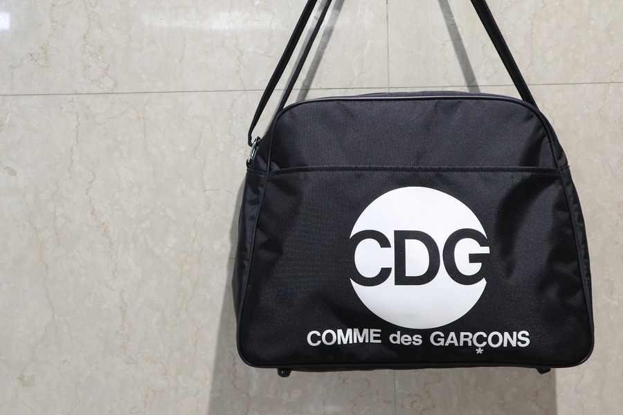 CDG COMME des GARCONS】よりロゴショルダーバッグが入荷致しました