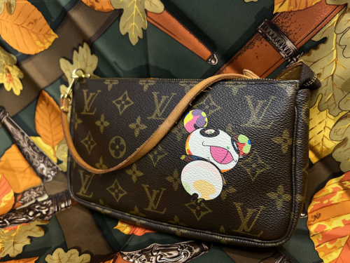 コラボアイテム LOUIS VUITTON × 村上隆/ルイ ヴィトン × ムラカミタカシからポシェット・アクセソワール  モノグラム・パンダが買取入荷しました！[2022.04.15発行]｜トレファクスタイル茅ヶ崎店｜洋服・古着の買取と販売の専門店｜トレジャーファクトリー（トレファク  ...