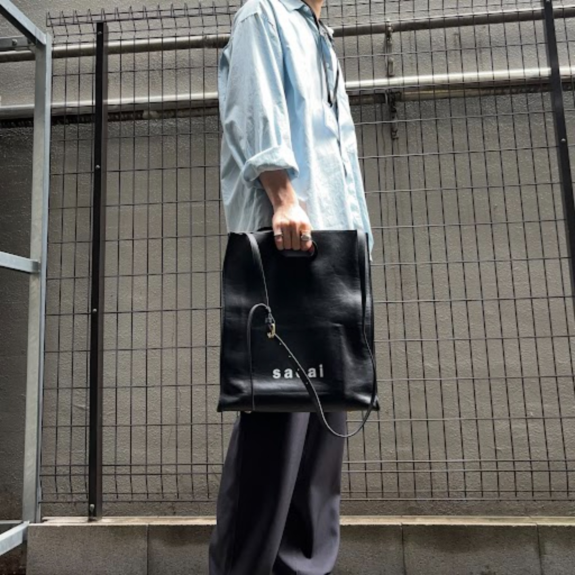 sacai/サカイ】より【New Shopper Bag Medium】を買取入荷いたしました！！[2024.07.01 発行]｜トレファクスタイル八王子店｜洋服・古着の買取と販売の専門店｜トレジャーファクトリー（トレファク）のファッションリユース