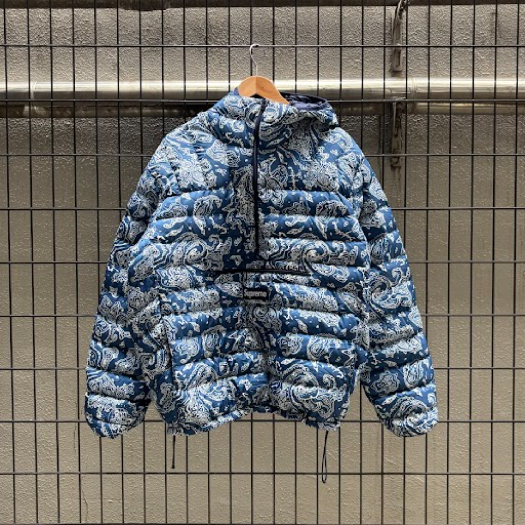 SUPREME/シュプリーム】より【Micro Down Half Zip Hooded Pullover Blue  Paisley】の買取入荷のお知らせです！！[2024.09.28発行]｜トレファクスタイル八王子店｜洋服・古着の買取と販売の専門店｜トレジャーファクトリー（トレファク）のファッションリユース