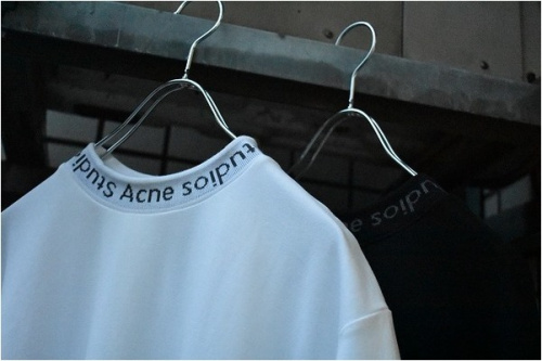 Acne Studios/アクネ ストゥディオズ）】ネックロゴストレッチTシャツ