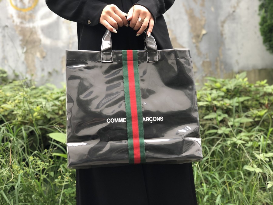 COMME des GARCONS(コムデギャルソン）よりロゴ入りボストンバッグが