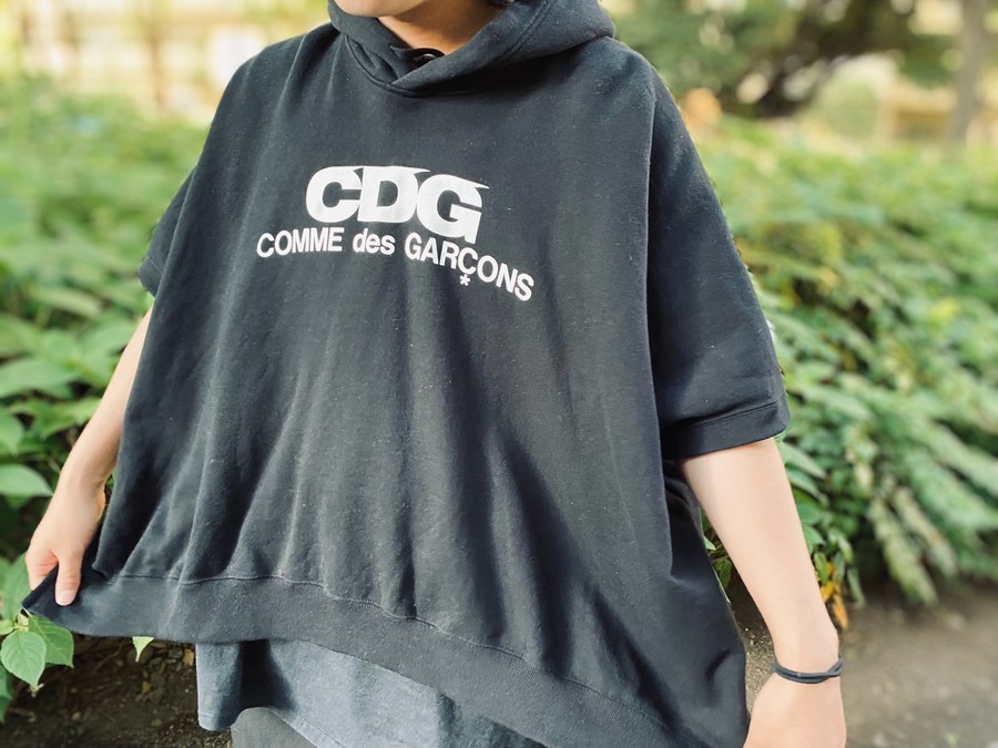 有名ブランド【CDG/シーディージー】よりロゴフーディーポンチョ(SZ