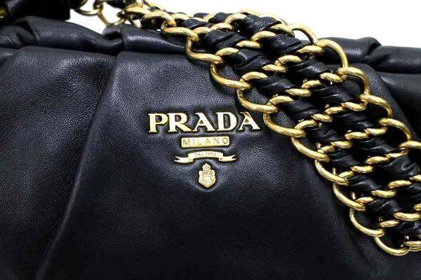 極太チェーンでエレガントさ倍増。PRADA/プラダ[2018.06.30発行]｜トレ