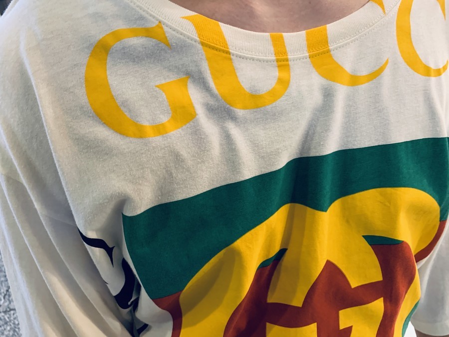 GUCCI グッチ tシャツ ビック タイガー ロゴ入り-