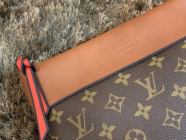 LOUIS VUITTON(ルイヴィトン)よりポシェット・テュイルリー(M64035)の