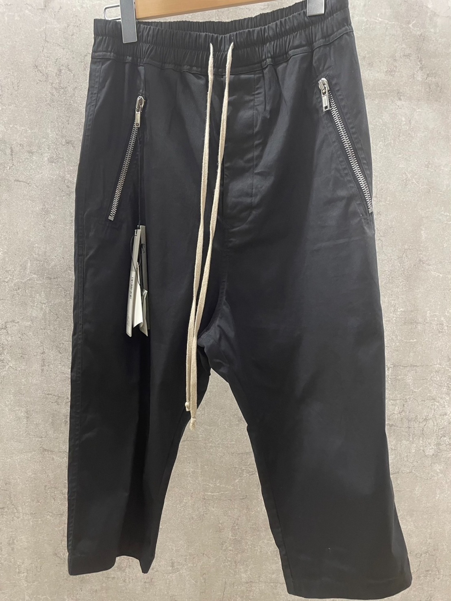 RICK OWENS／リックオウエンス】よりクロップドドローストリング パンツが入荷しました。[2024.06.30発行]｜トレファクスタイル吉祥寺店｜洋服・古着の買取と販売の専門店｜トレジャーファクトリー（トレファク）のファッションリユース