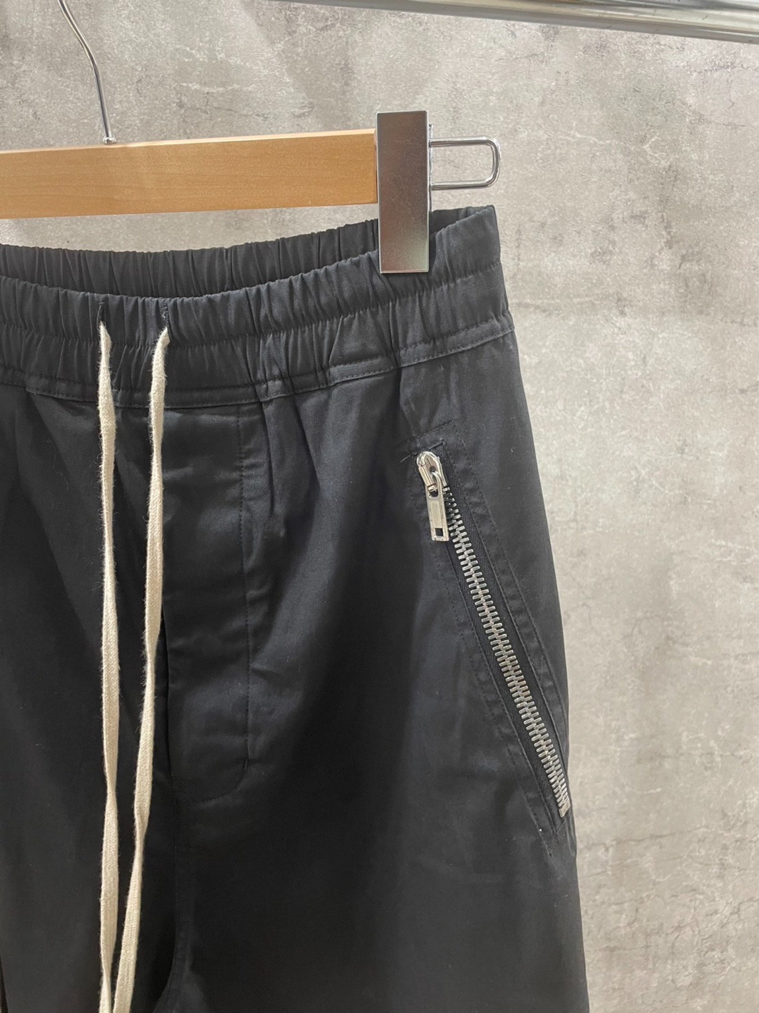 RICK OWENS／リックオウエンス】よりクロップドドローストリングパンツ が入荷しました。[2024.06.30発行]｜トレファクスタイル吉祥寺店｜洋服・古着の買取と販売の専門店｜トレジャーファクトリー（トレファク）のファッションリユース