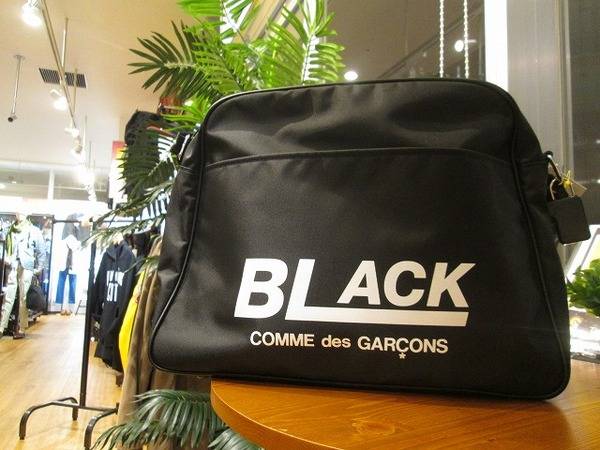 ベーシックアイテムの極み…BLACK COMME des GARCONS【ブラックコムデギャルソン】のエアラインショルダーバッグ が入荷しました！[2014.03.04発行]｜トレファクスタイル尼崎店｜洋服・古着の買取と販売の専門店｜トレジャーファクトリー（トレファク）のファッションリユース