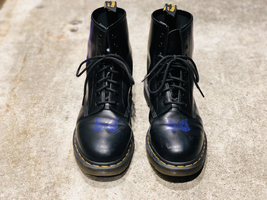 Dr.Martens × Needles/ドクターマーチン×ニードルズ 】スペシャル8ホールストライプブーツが買取入荷。[2021.01.20発行]｜トレファクスタイル調布国領店｜洋服・古着の買取と販売の専門店｜トレジャーファクトリー（トレファク）のファッションリユース