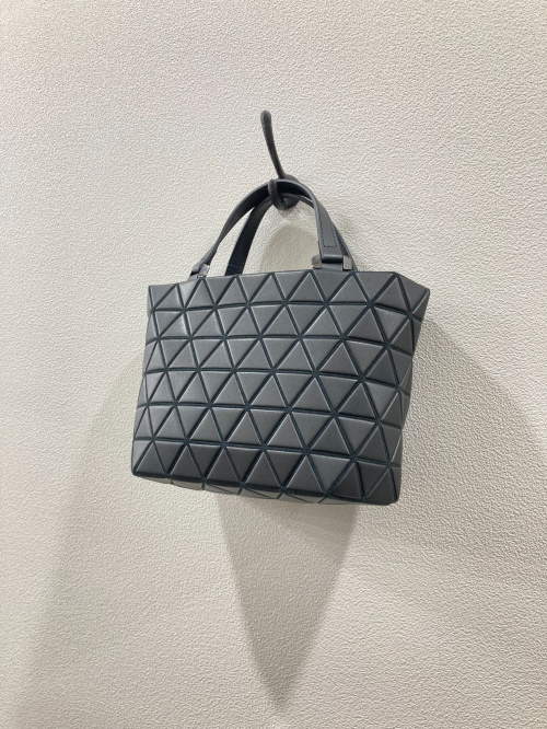 買取強化ブランド【BAO BAO ISSEY MIYAKE／バオバオイッセイミヤケ】より、CRYSTAL BAG/クリスタルバッグを2点買取入荷いたしました。[2023.05.16発行]｜トレファクスタイル柏増尾台店｜洋服・古着の買取と販売の専門店｜トレジャーファクトリー（トレファク）の  ...