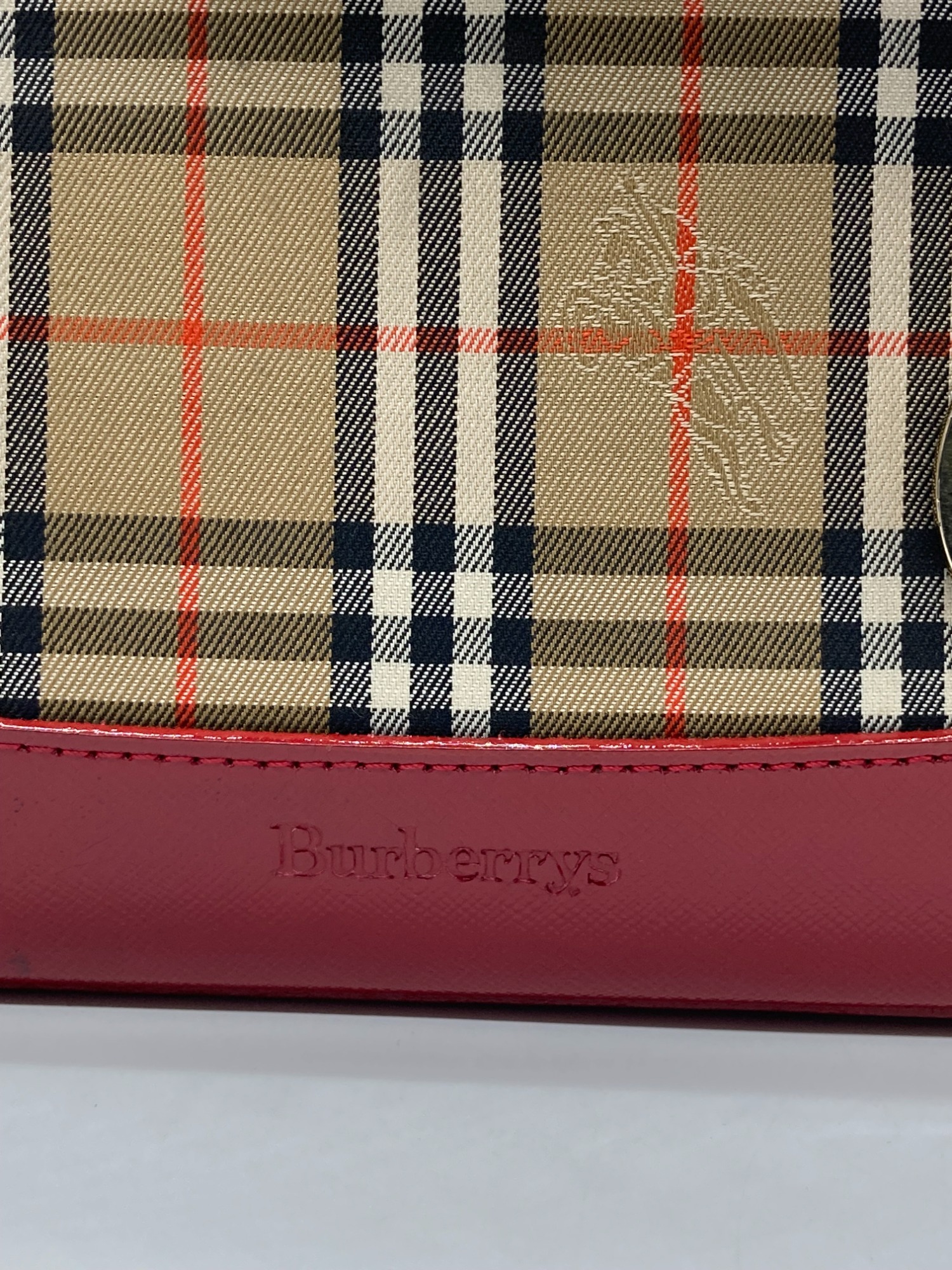 AWシーズンのアクセントに【BURBERY/バーバリー】より、ノバチェック