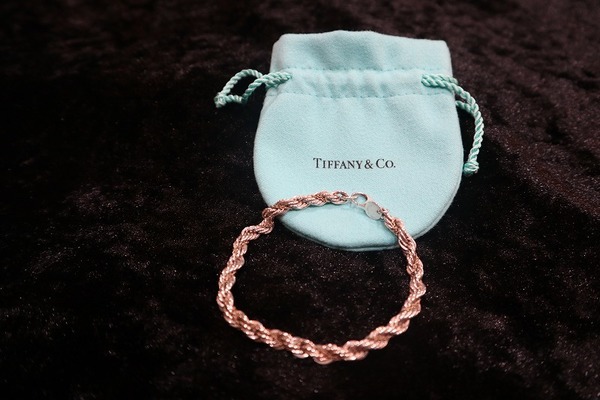 Tiffany & Co / ティファニー】よりツイストローブチェーンブレスが