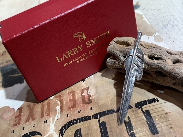 LARRY SMITH/ラリースミス】よりフェザーペンダントトップが入荷