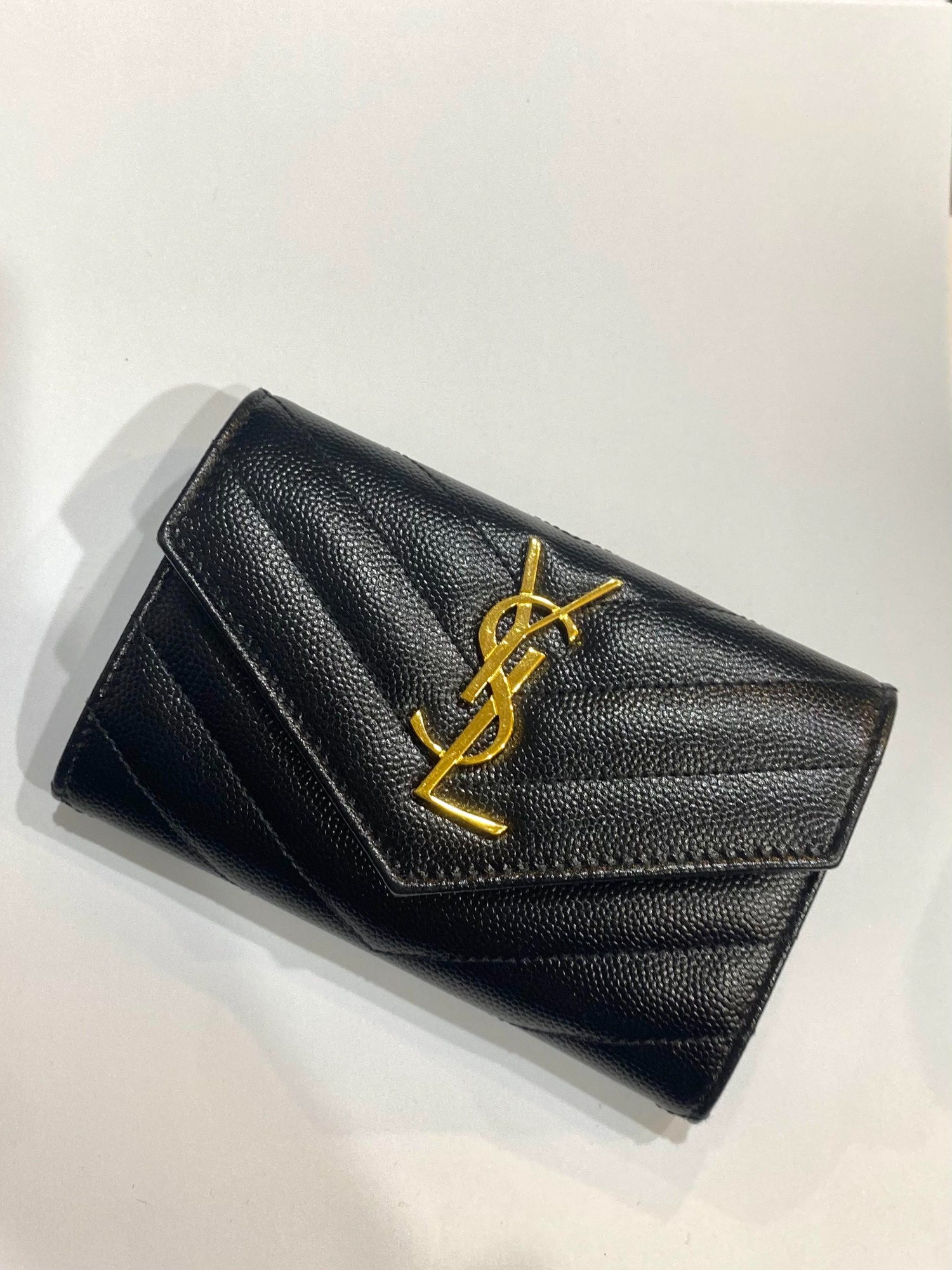 Saint Laurent Paris より モノグラム スモール エンベロープウォレット  が入荷しましたので紹介いたします！！[2024.05.22発行]｜トレファクスタイル町田店｜洋服・古着の買取と販売の専門店｜トレジャーファクトリー（トレファク）のファッションリユース