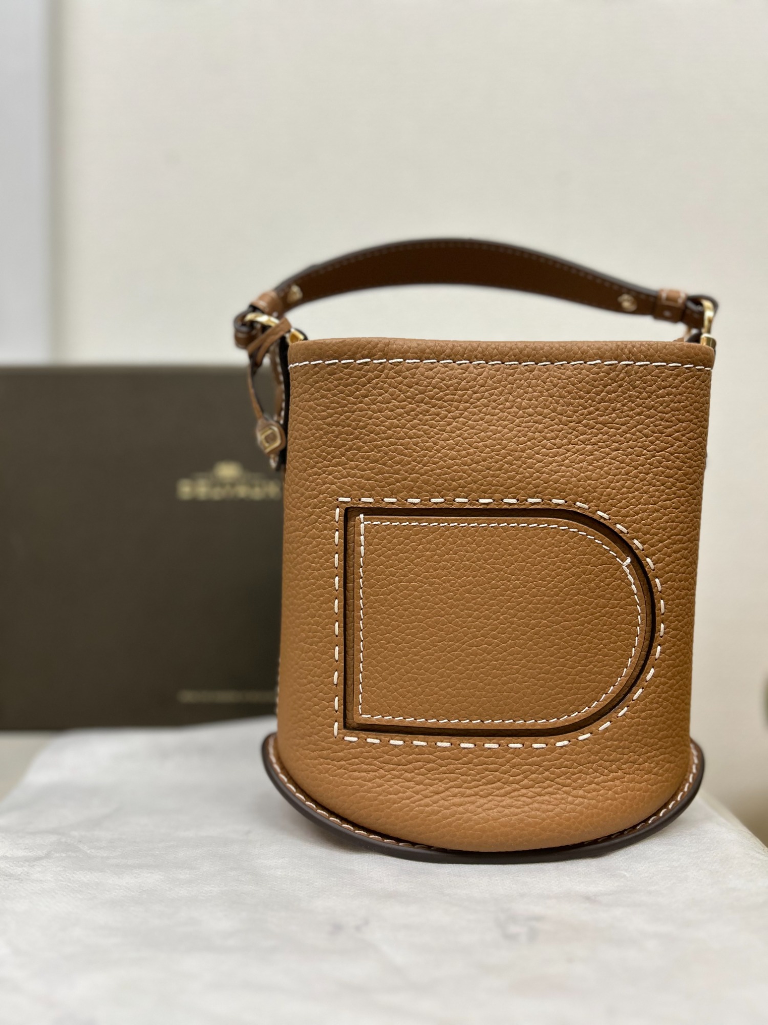 DELVAUX より Pin Mini Bucket  が入荷しましたので紹介いたします！！[2024.06.12発行]｜トレファクスタイル町田店｜洋服・古着の買取と販売の専門店｜トレジャーファクトリー（トレファク）のファッションリユース