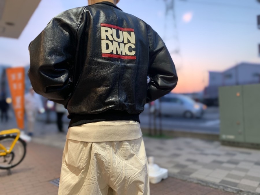 希少トリプルコラボ【VANSON×RunDMC×mitchell&ness/バンソン×ラン・ディーエムシー×ミッチェル&ネス】よりトリプル コラボレザースタジャンが買取致しました。[2022.03.11発行]｜トレファクスタイル小手指店｜洋服・古着の買取と販売の専門店｜トレジャーファクトリー  ...