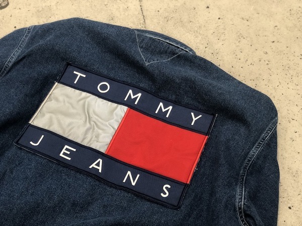 TOMMY JEANS/トミージーンズ】90年代。バックロゴが印象的なシャツが