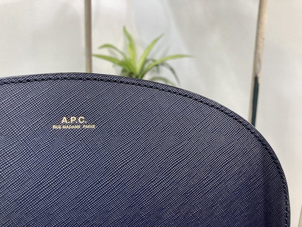 A.P.C./アーペーセー】ハーフムーンショルダーバッグ  買取入荷致しました。[2021.09.12発行]｜トレファクスタイル立川店｜洋服・古着の買取と販売の専門店｜トレジャーファクトリー（トレファク）のファッションリユース