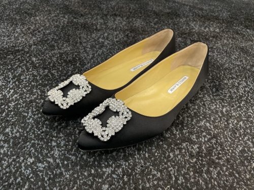 【Manolo Blahnik/マロノブラニク】よりハンギシフラットパンプス