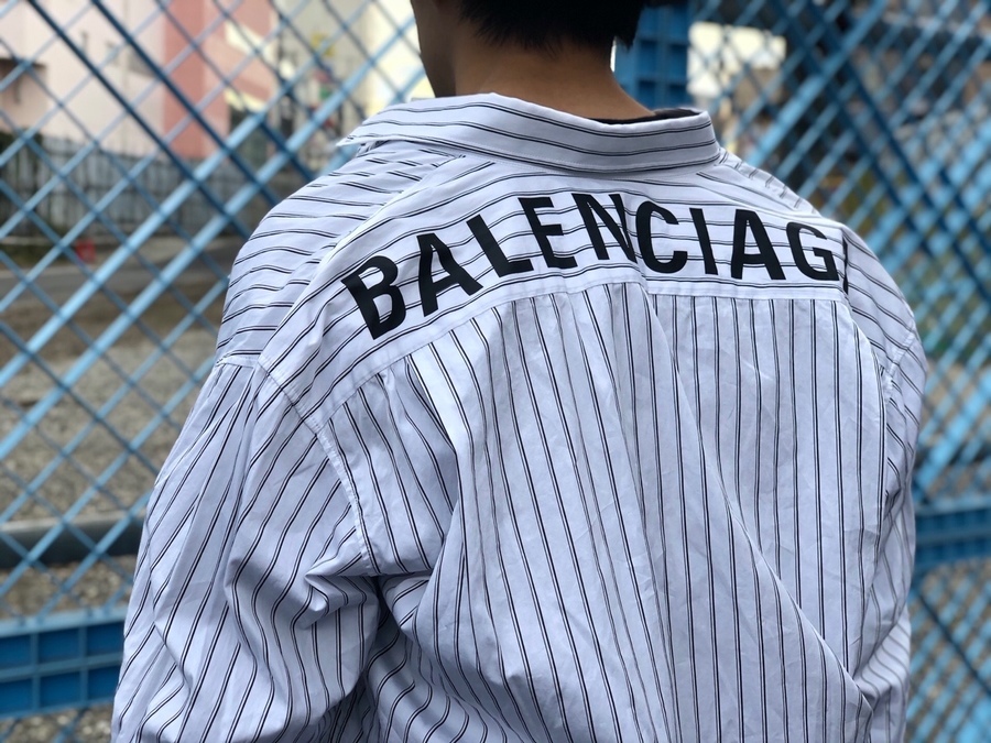 BALENCIAGA / バレンシアガ より定番アイテムのバックロゴストライプ