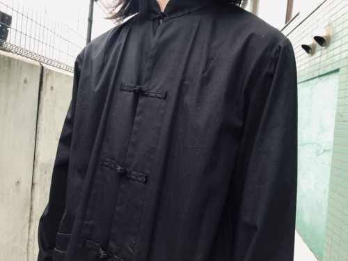 BLACK COMME des GARCONS / ブラックコムデギャルソン よりド定番のチャイナ シャツが入荷中。[2019.08.27発行]｜トレファクスタイル下北沢東口店｜洋服・古着の買取と販売の専門店｜トレジャーファクトリー（トレファク）のファッションリユース