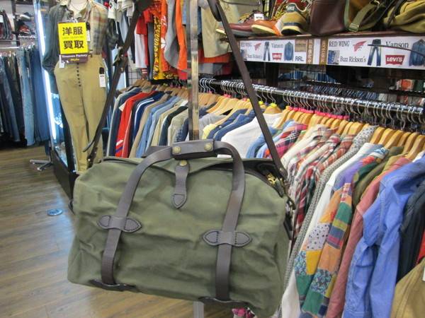 FILSON (フィルソン）のショルダーバック（スモール ダッフル  タン）入荷！！[2013.08.22発行]｜トレファクスタイル三鷹店｜洋服・古着の買取と販売の専門店｜トレジャーファクトリー（トレファク）のファッションリユース