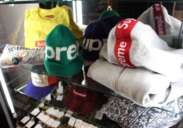 即日完売。14AW、Supreme(シュプリーム)のロゴテープパーカー