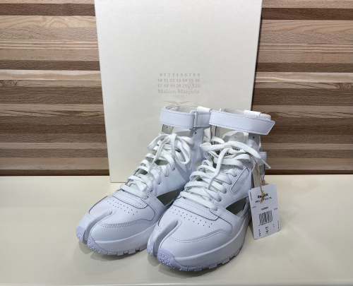 Maison Margiela / メゾンマルジェラ x REEBOK / リーボック 】よりクラシックレザータビハイのご紹介[2023.08.25発行]｜トレファクスタイル辻堂店｜洋服・古着の買取と販売 の専門店｜トレジャーファクトリー（トレファク）のファッションリユース