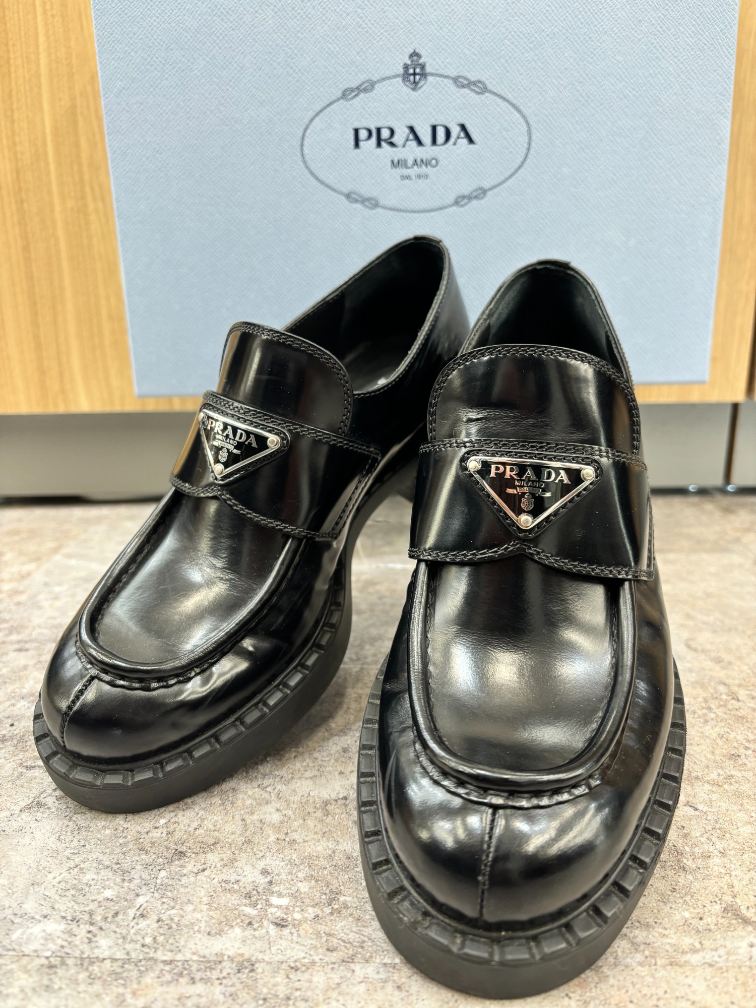 PRADA/プラダ 】よりレザーローファー を買取入荷いたしました。[2024.03.16発行]｜トレファクスタイル辻堂店｜洋服・古着の買取と販売の専門店｜トレジャーファクトリー（トレファク）のファッションリユース