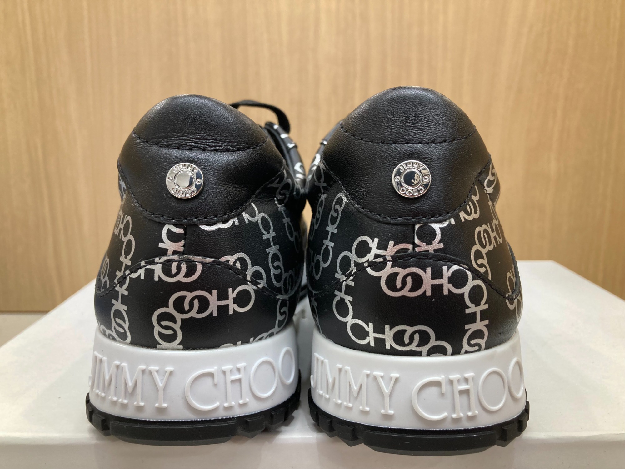 JIMMY CHOO/ジミーチュウ】Monza ロゴプリントレザースニーカー入荷