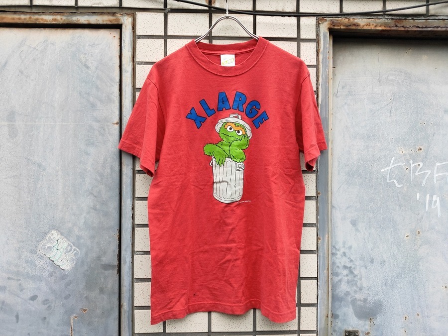 X-LARGE/エクストララージ】Sesame WorkshopコラボのプリントＴシャツ が入荷致しました[2020.07.25発行]｜トレファクスタイル高円寺2号店｜洋服・古着の買取と販売の専門店｜トレジャーファクトリー（トレファク）のファッションリユース