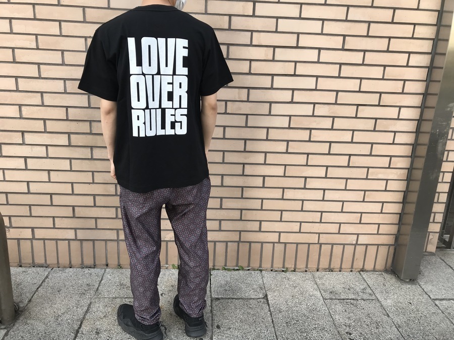 sacai サカイ LOVE OVER RULES プリント Tシャツ-