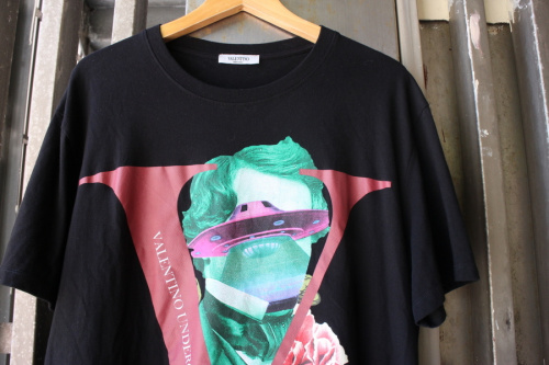 VALENTINO×UNDERCOVER/ヴァレンティノ×アンダーカバー】より VフェイスローズプリントTシャツ  のご紹介[2020.08.11発行]｜トレファクスタイル船橋店｜洋服・古着の買取と販売の専門店｜トレジャーファクトリー（トレファク）のファッションリユース