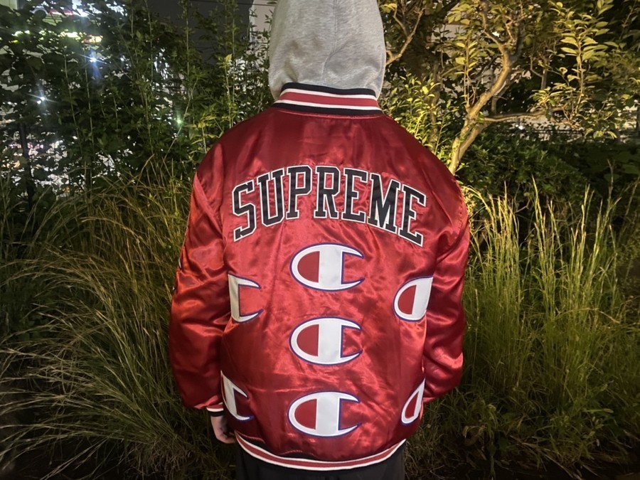 赤 Champion® Hooded Satin Varsity Jacket